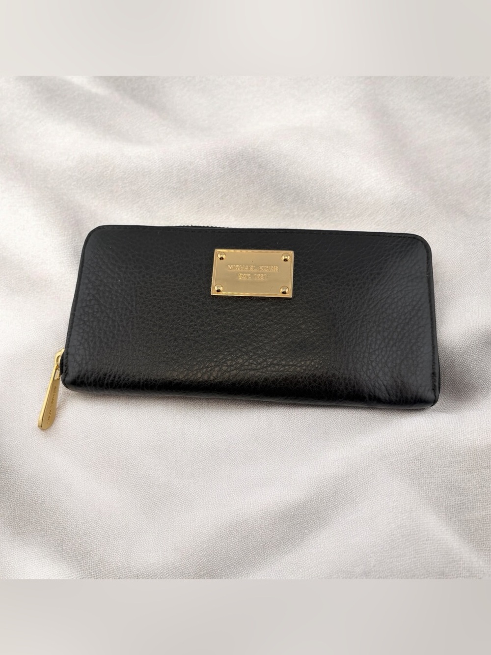 Michael Kors Black Leather Jet Set Zip Wallet 8 Card Slots Zip Pocket